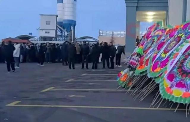 贺娇龙追悼会举行！丈夫悲痛送别妻子，主编透露坠马原因