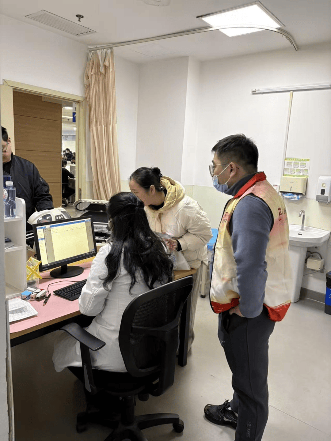 东方医院代挂专家号加代问诊让就医更轻松，东方医院代挂专家号加代问诊让就医更轻松吗