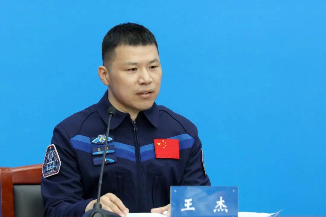 神二十成功着陆，任务取得圆满成功：返回舱外观总体正常，舱内下行物品状态良好；曾遭空间碎片撞击，乘组陈冬讲述“相信地面，相信自己”