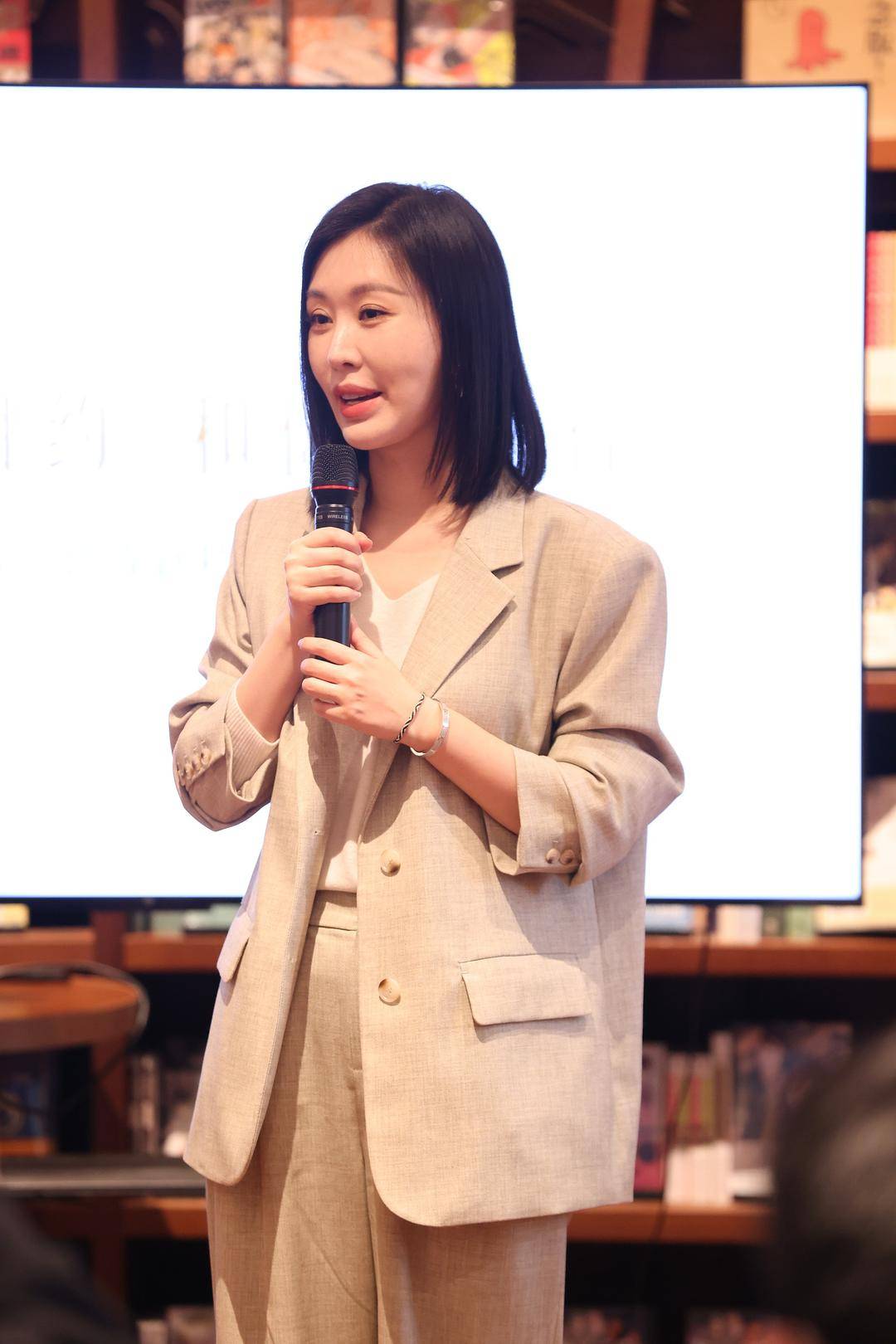 田朴珺直播带货翻车:直播广告语说是逆龄黑科技 平台关评论(图1)