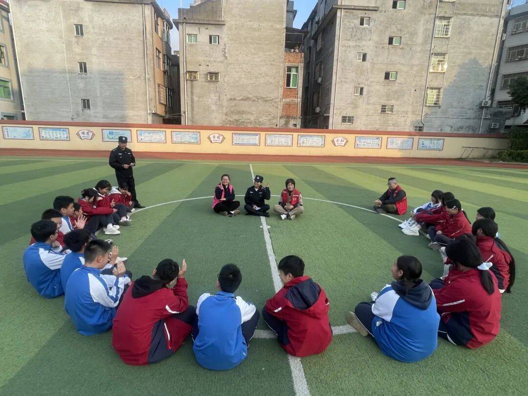 巾帼进万家 爱心敲敲门