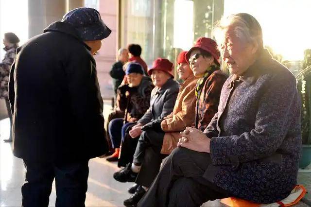 戴帽子会引发脑梗？医生含泪劝告：70岁以后，这5件事一定要盯紧