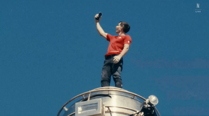 美国运动员霍诺德成功徒手攀爬508米高的台北101，耗时约1小时31分钟