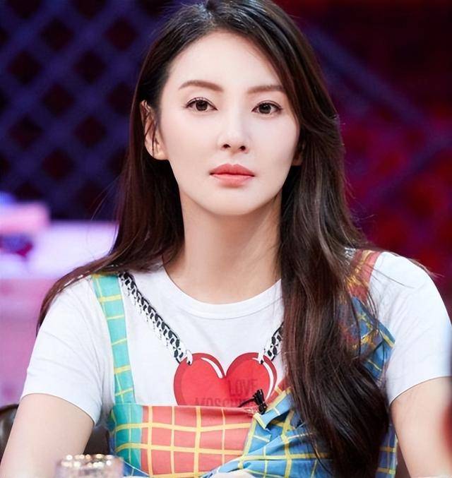 原创            张雨绮登辽视春晚遇抵制！过往争议被扒，曾刀砍前夫还炫富