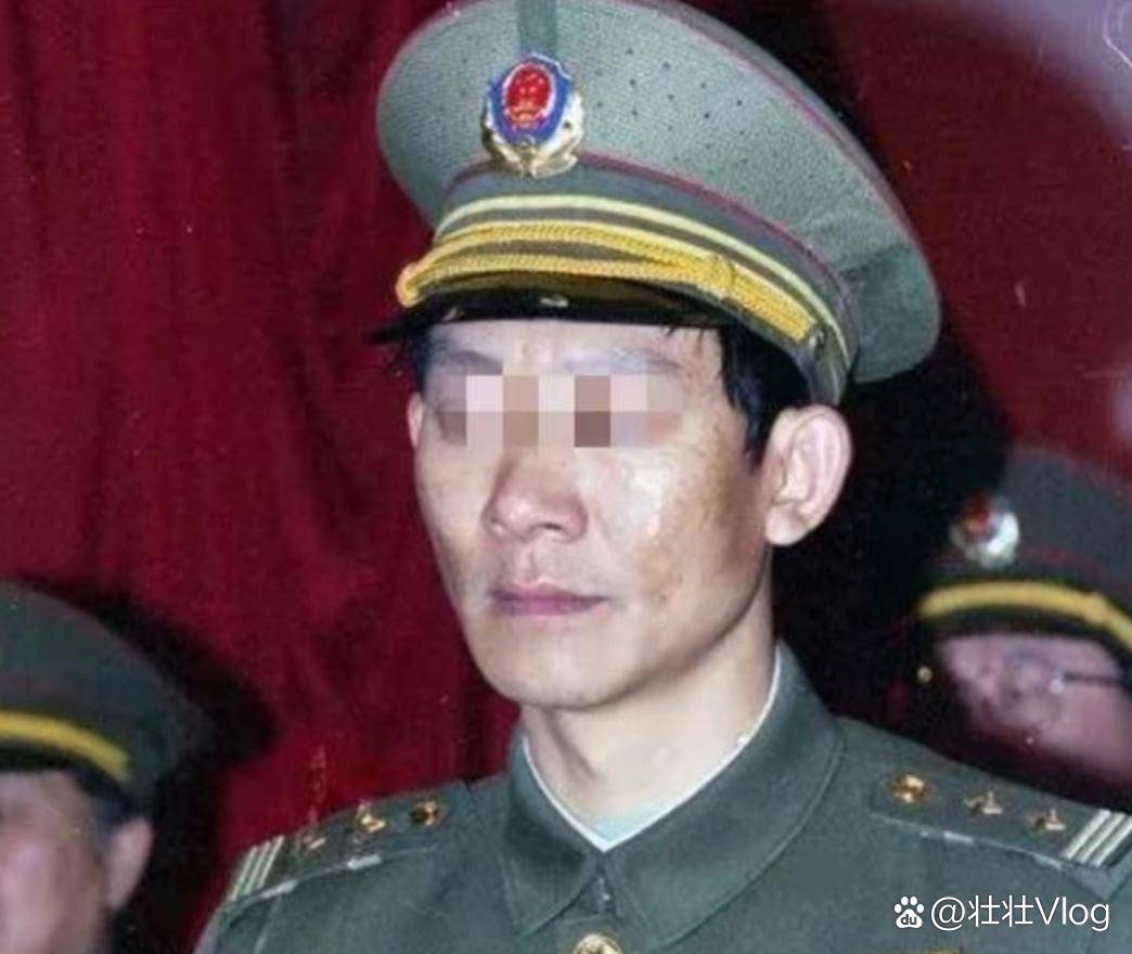 1992年，一名缉毒警察受邀参加颁奖仪式，由于主办方的失误，不小心切成了直播，导致警察身份曝光。毒贩为了报复他，甚至开出了200万元的悬赏，势必拿下陈新民的人头！然而，事情远非曝光那么单纯，伴随着悬赏令的发布，紧随其后的报复手段残酷且阴毒，直叫人背脊发凉。乍一看，这似乎仅是主办方的...