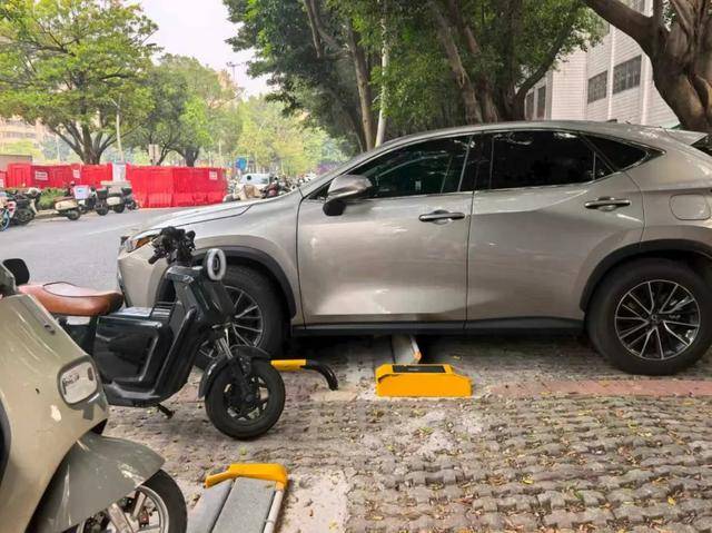 佛山路边停车收费出“奇招”，被称“吃相难看”