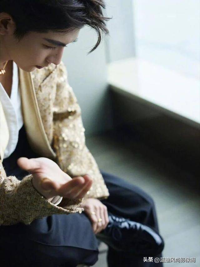 张凌赫亮相活动：鎏金亮片焊住松弛贵气，宝格丽珠宝解锁精致锋芒
