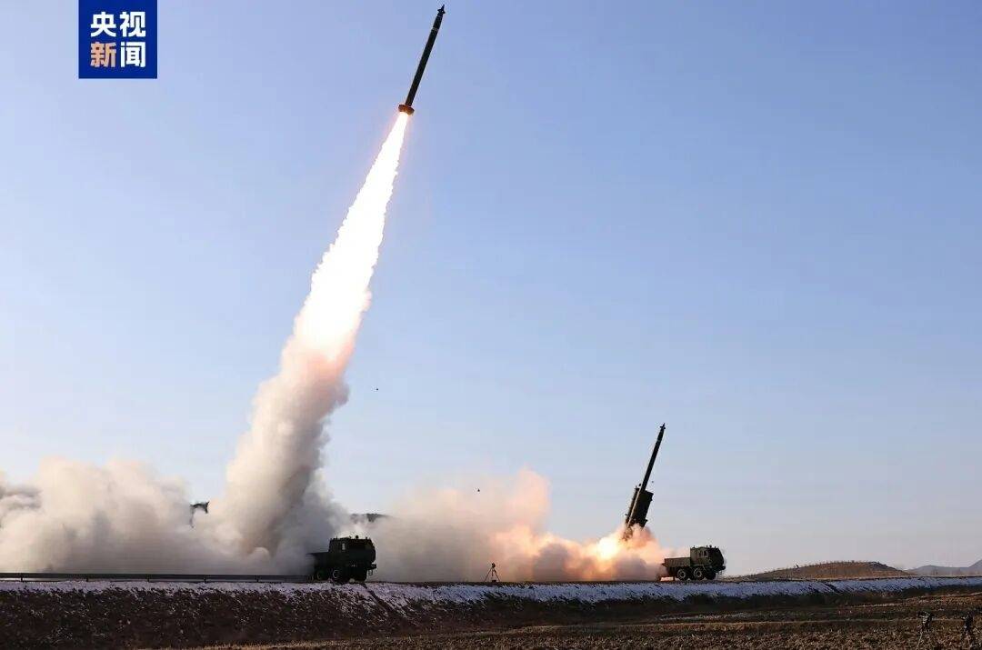 朝鲜试射更新型大口径火箭炮,金正恩观摩,并对试验结果表示满意 -华闻时空