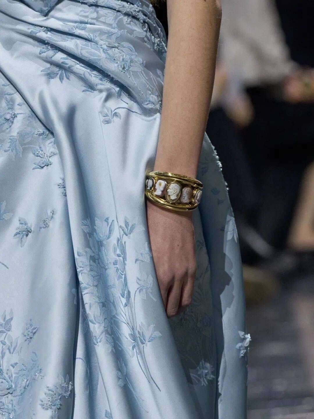 Jonathan_Anderson在DIOR的高级订制首秀，玩出了什么“花样”？