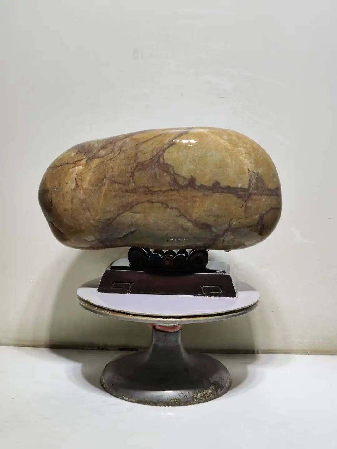 这块石头画面乱啊,不提醒还真看不出主题来,就这样,还卖了10万