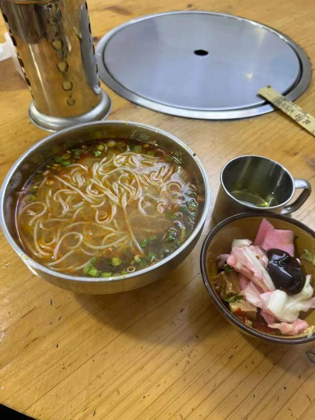 四川一餐馆宣称“免费续面”，游客续两次遭加价还被指白嫖，民警到场调解时质问“3块钱你都不愿意出吗，还不够我油钱的”