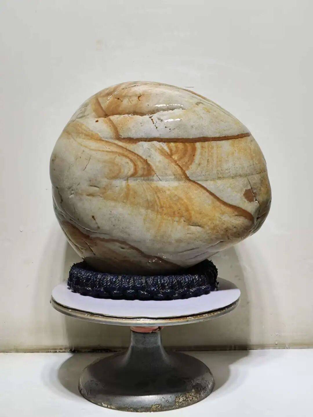 这块石头画面乱啊,不提醒还真看不出主题来,就这样,还卖了10万