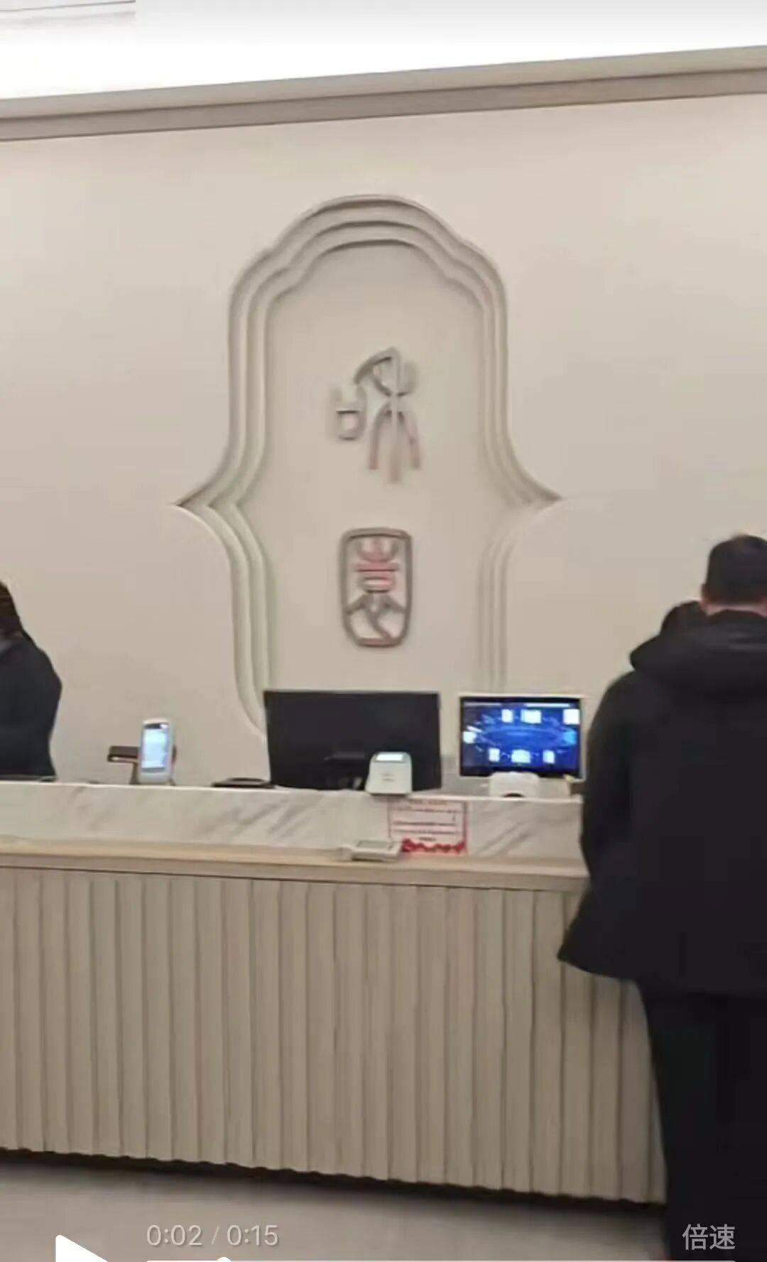 河南周口一男子强闯女澡堂打人，当时有多名女性在洗澡，店家：工作人员制止也被推倒，人已被警方控制