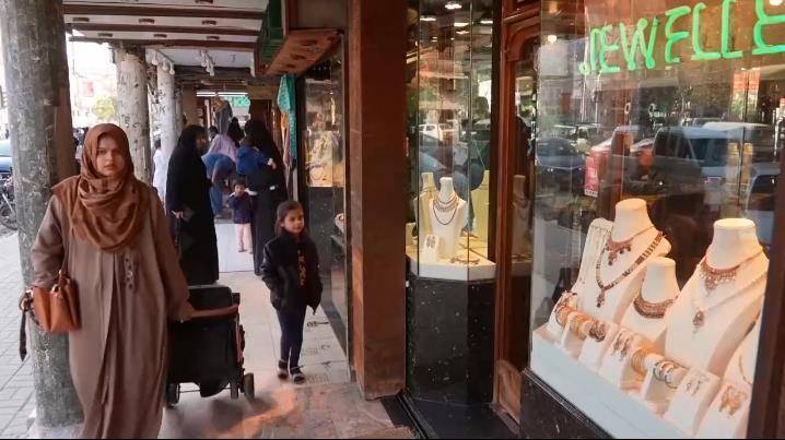 听鉴世界 | 金铺门可罗雀 婚礼金饰难求 国际金价暴涨冲击巴基斯坦珠宝业和婚嫁市场