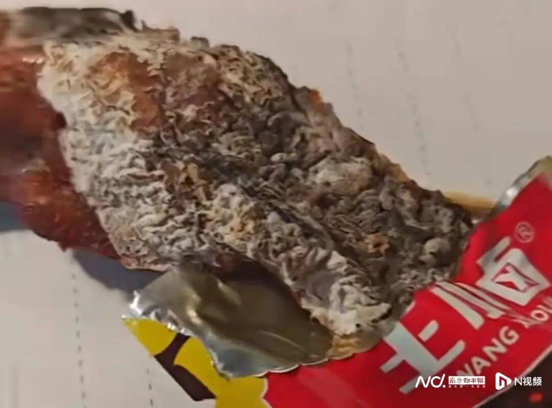 王小卤保质期内凤爪被曝发霉 回应:系储存或运输时包装破损(图1)