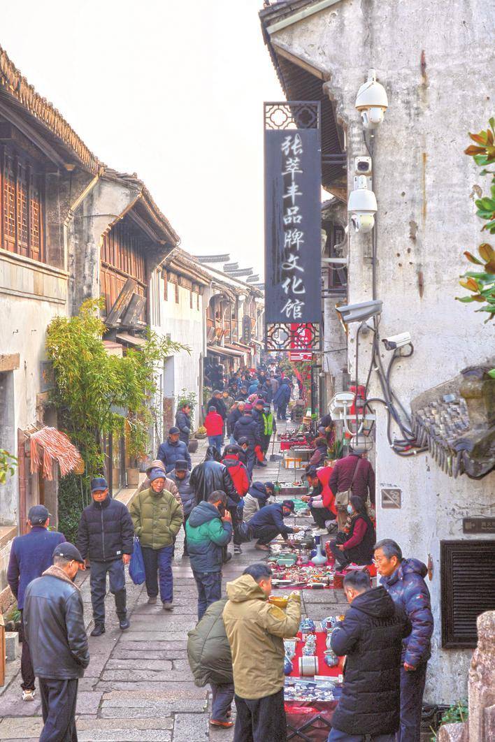 嘉兴月河古玩市场周日人气旺