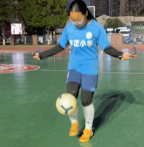 杭州学正小学一对双胞胎姐妹花边跳绳边颠球的视频火了！网友：天花板级别的