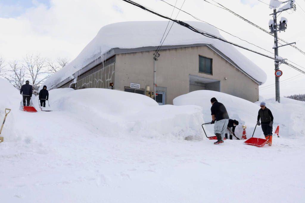 第1现场|日本遭遇强降雪致30人死亡,积雪厚度达255厘米