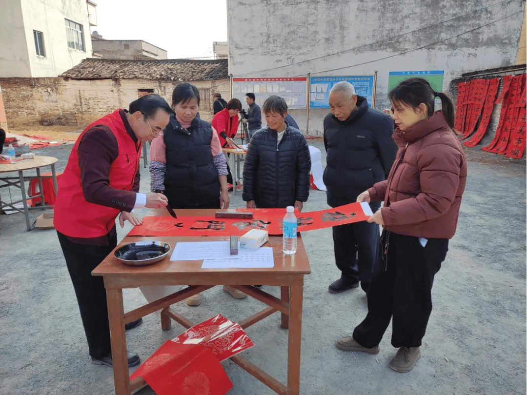 德庆新圩中垌村覃大叔义务为村民写春联,坚持了12年!