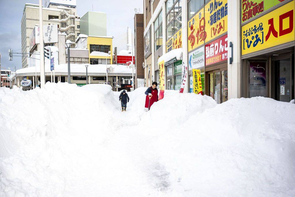 第1现场|日本遭遇强降雪致30人死亡,积雪厚度达255厘米