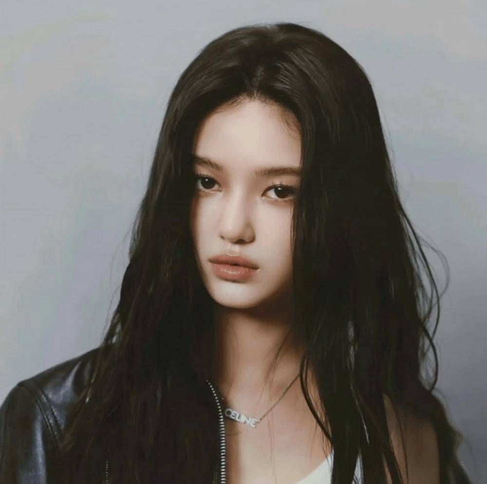 她从所属女团社交平台被移除，开通中国社交平台账号，引发转向中国市场的猜测