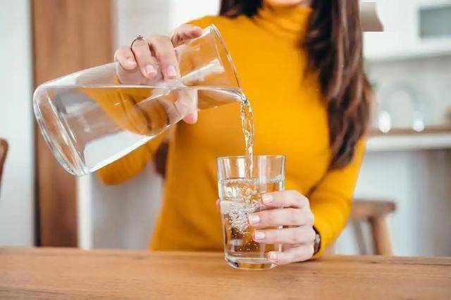 医生调查发现：坚持喝水的高血压患者，不用多久，身体或有5变化