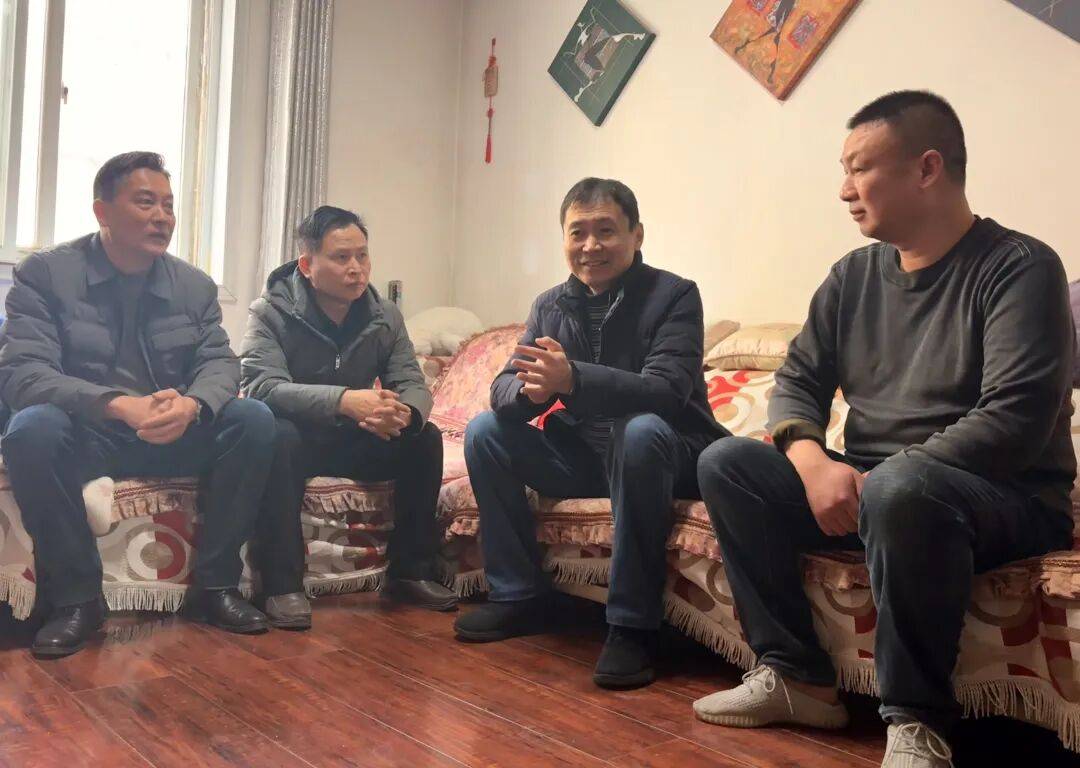 鲁军看望慰问基层困难党员