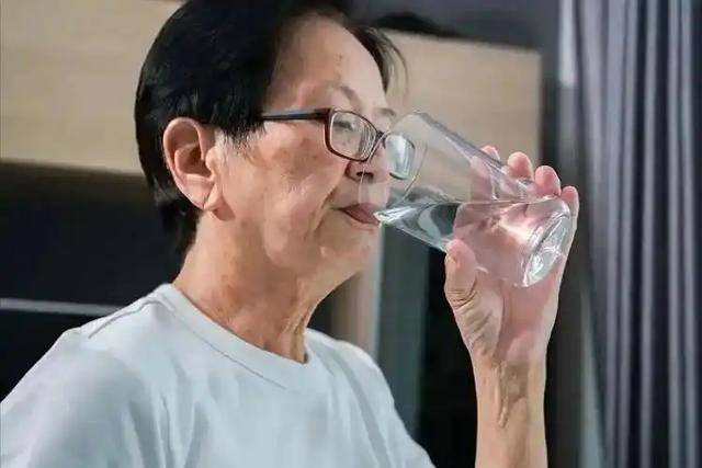 查出心梗的人增多？医生提醒：半夜起来再口渴，也不要喝4种水