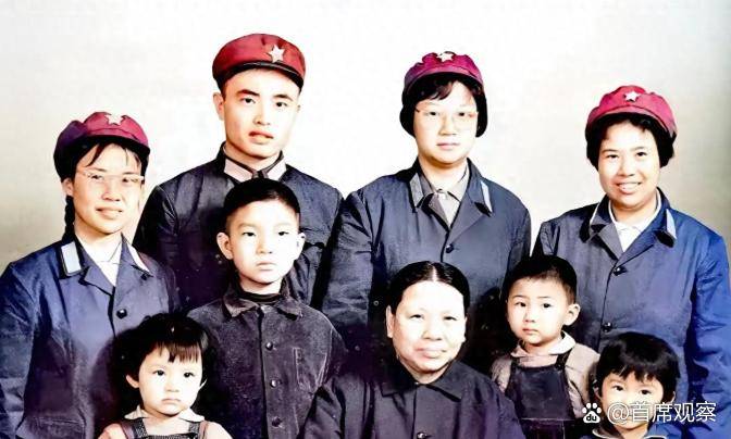 1974年夏天的一个午后，革命老人张文秋和家人商量着去拍一张“全家福”，于是就有了这张珍贵的合影。那时，刘思齐已经48岁，脸上不再是少女时的 ...