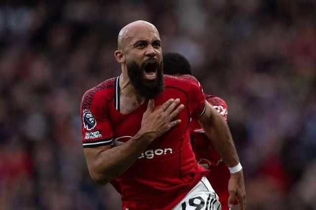 1:0！经典战术角球破门，曼联半场领先10人热刺，四连胜稳了