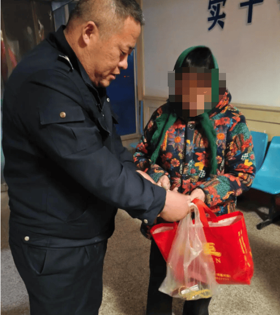 男子大扫除把旧冰箱卖了，母亲傍晚回家告诉他：冰箱里有现金、金银首饰、玉器挂件，“把家底卖了”