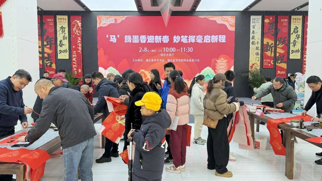 今年的春联是书法家亲自写的，贴在门上我特别有面子！