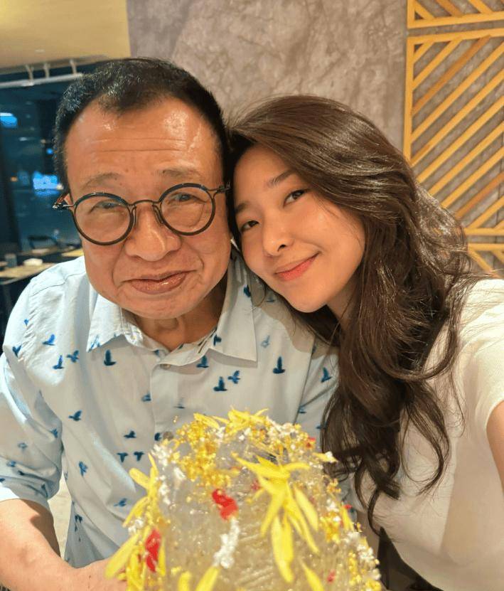 TVB已故男星女儿获签约做司仪！老板是TVB知名男星！否认有资格继承父亲衣钵