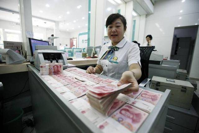 终于有人把话说透了：当普通人存款到20–50万，危险的不是没钱_实际收益_资金_理财