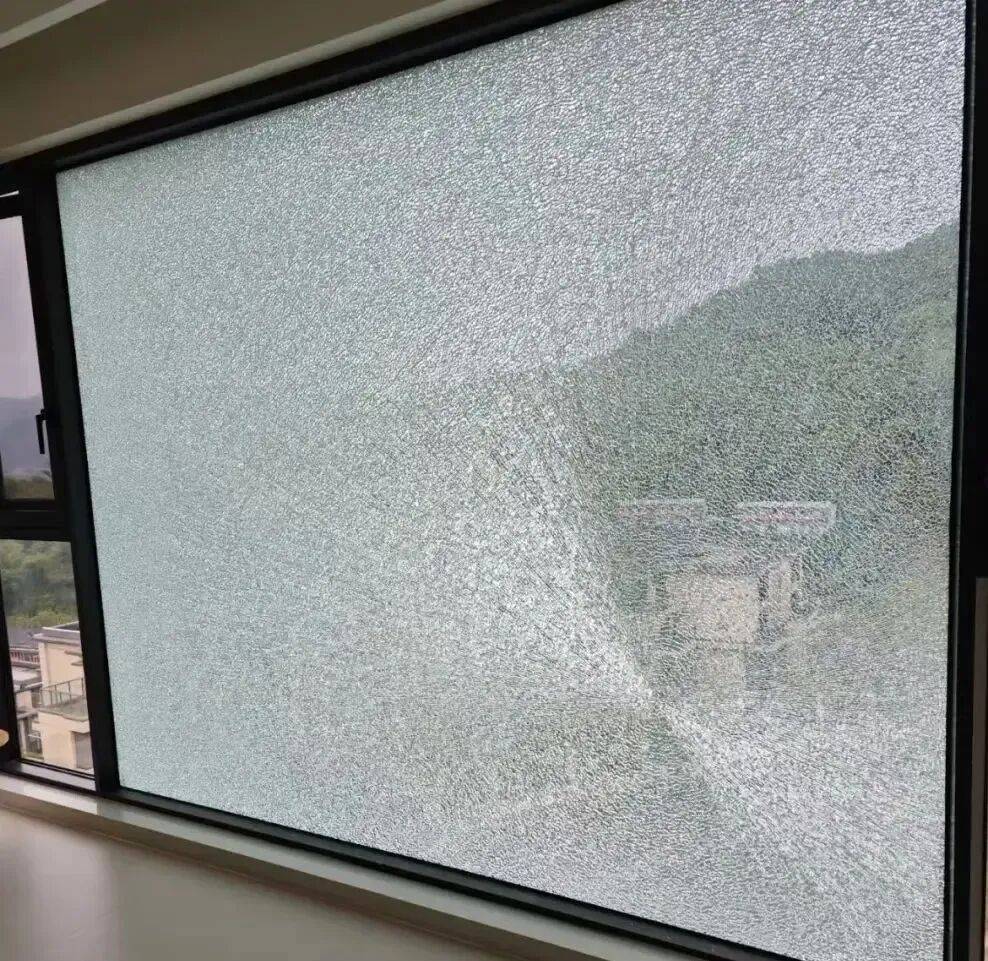 业主家出现玻璃自爆找物业，物业该如何处理？_维修_责任_区域