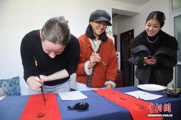 华体会- 华体会体育官网- 体育APP下载新春走基层）写春联 拓福字 青海西宁外
