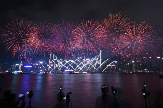 特写：维港烟花璀璨 照亮香港新春_汇演_维多利亚港_香江