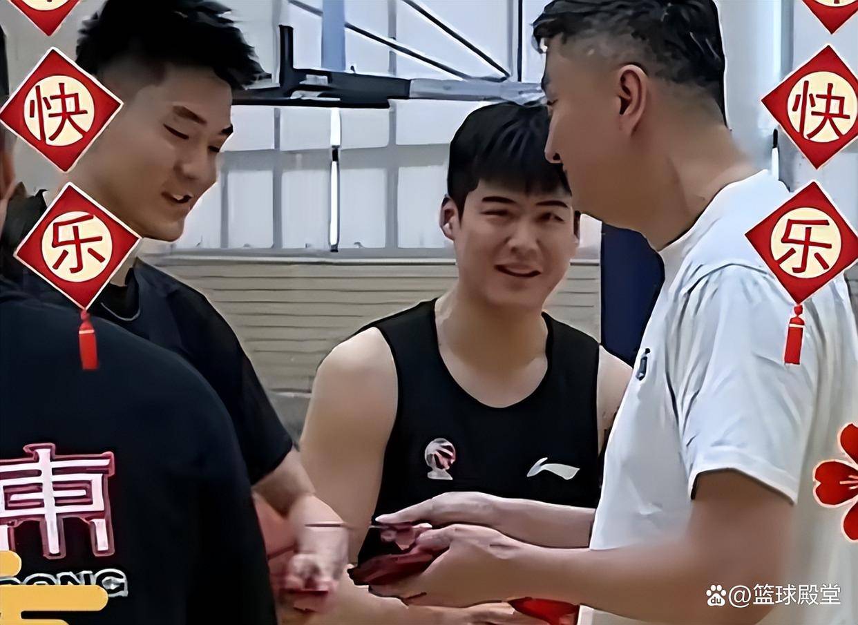 广东集结训练！杜锋朱芳雨发红包，萨林杰仍在，麦考尔崔永熙合练