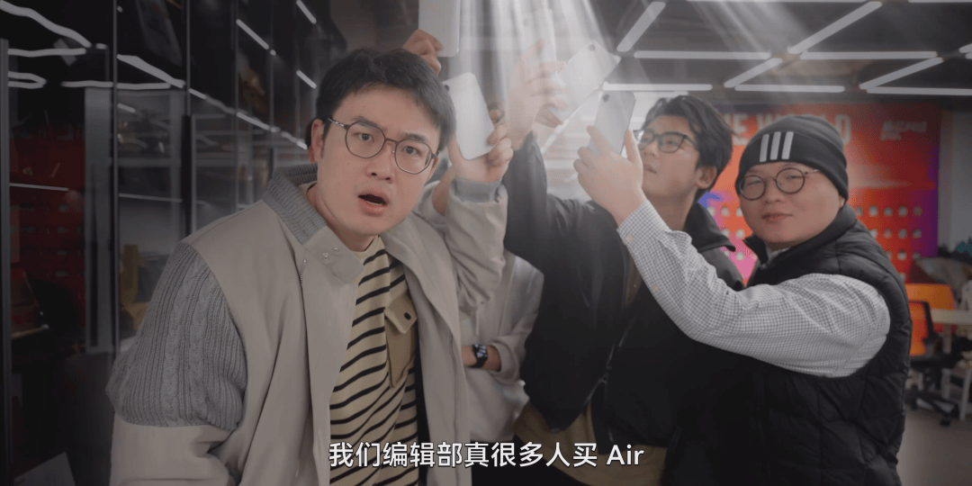 老外评了个“最该消失的手机设计”，看完我深深共情了。