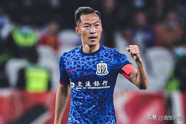 曾是国足队长也是申花队长，娶校花儿女双全，37岁拿金球再登巅峰