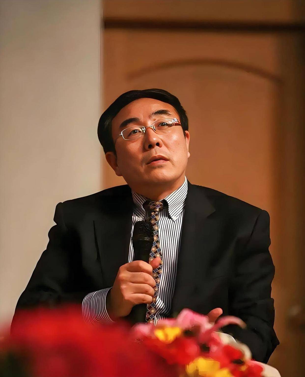 经济学家说:“把分配不均说成是经济危机,把财富向上集中说是市场规律,把普通人的苦难美化为城市发展的代价,要我说,这就是强词夺理”。 这年头,活 ...