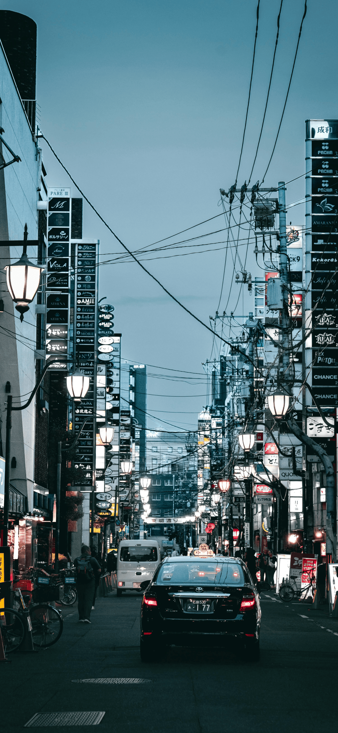 热吻脱内湿乳缠现场，二女一男互动引围观，三秒镜头成热搜，四地网友热议不断