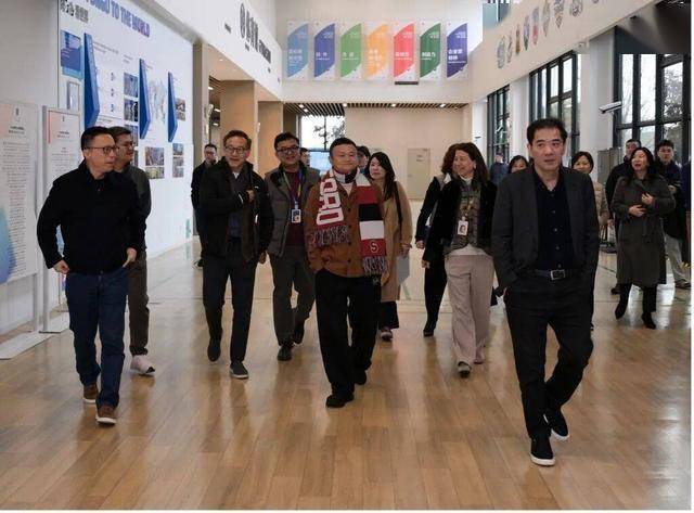 马云：AI拥有的是“芯片”，而人类拥有的是心；百度App开学季上线文心老师｜早资道