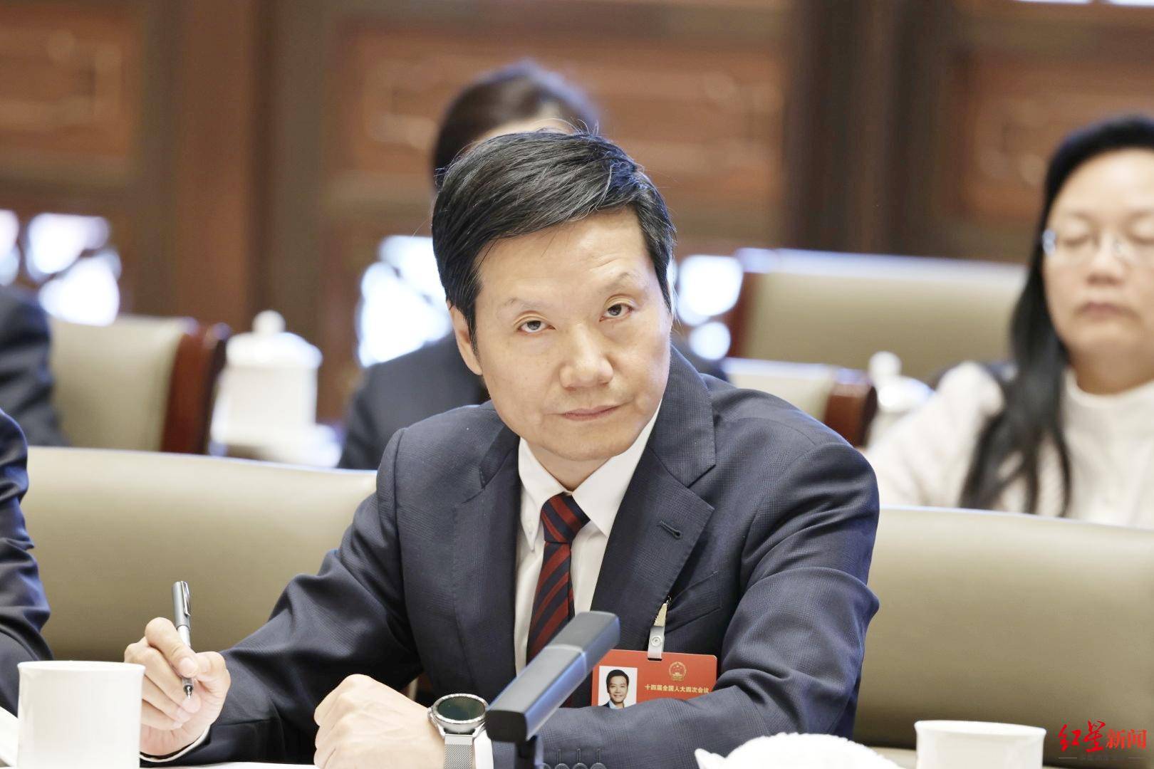 全国人大代表雷军：未来几年会有更多人形机器人进厂干活