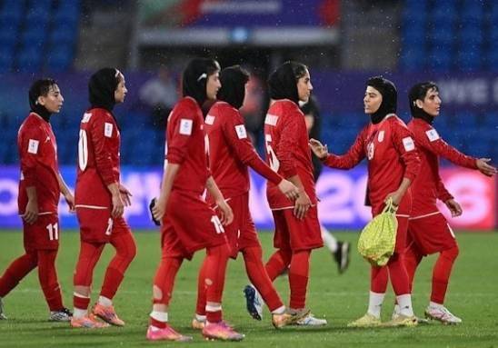 1名伊朗女足成员改变主意，决定回国