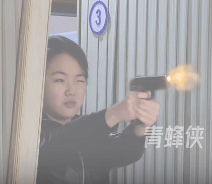 金正恩携女视察军工厂并体验手枪射击，对工厂生产优质的手枪表示满意