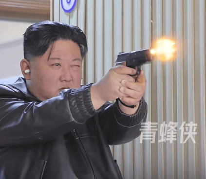 金正恩携女视察军工厂并体验手枪射击，对工厂生产优质的手枪表示满意