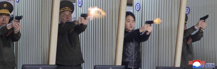 图片[3]-金正恩携女儿视察重要军工厂 体验手枪射击-华闻时空
