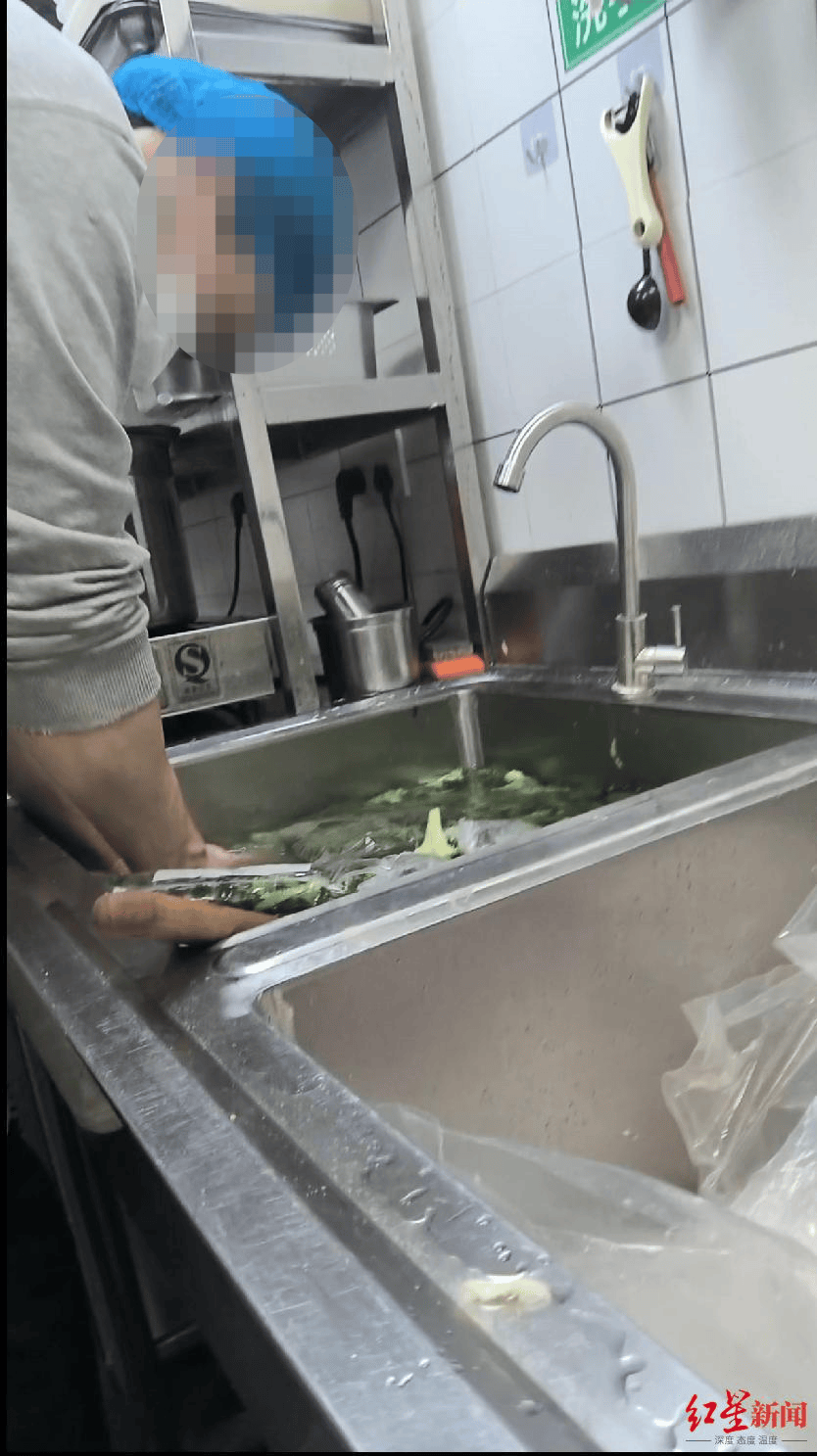 记者卧底蔓味轻食后厨:发霉蔬果榨汁 隔夜菜挑出变味接着卖(图5)