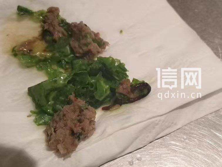 在大叹号烤肉吃出深褐色虫子：店家称可能是生菜